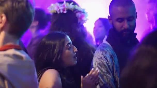 Прекрасная пара индийских парней и девушек танцуют вместе на международной клубной вечеринке. — стоковое видео
