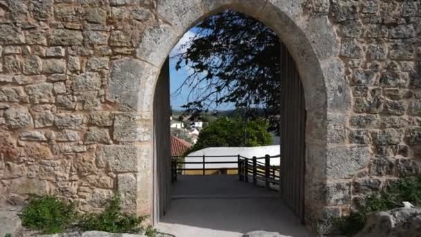 Obidos bezienswaardigheid, kasteelstad entree met poort en betegelde huizen daken. — Stockvideo