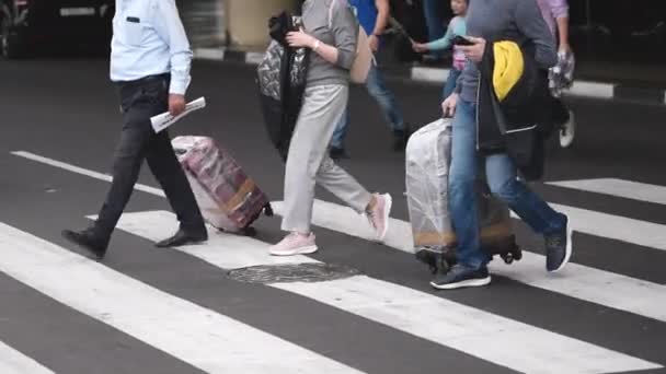Poggyászbőröndökkel és táskákkal, utazással és turizmussal utazó utasok. — Stock videók