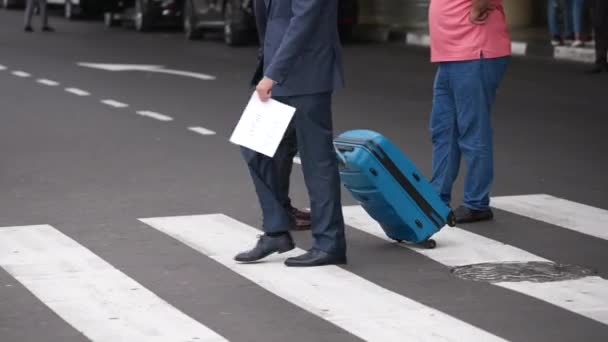 Pasajeros caminando con maletas y maletas de equipaje, viajes y viajes turísticos. — Vídeo de stock