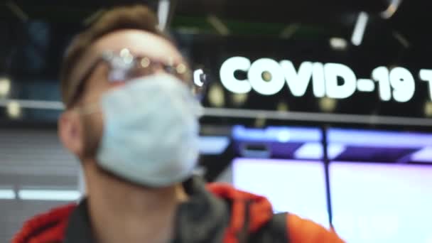 Kontrolcenter for Coronavirus-vaccination. Går gennem lufthavnen flyvning covid test – Stock-video