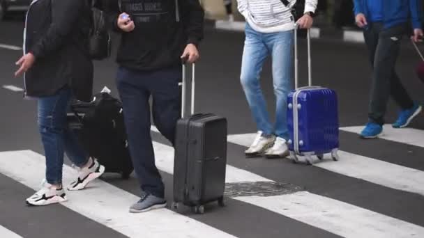 공항 터미널에 도착하는 비행기, 수하물 가방, 여행 가방을 운반하는 사람들. — 비디오