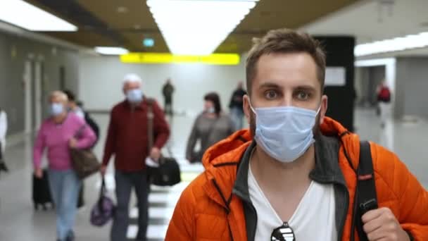 Hombre pasajero con máscara facial coronavirus caminando a bordo o para salir del avión. — Vídeos de Stock