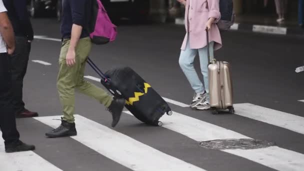 Pessoas no terminal do aeroporto ou na estação ferroviária levando sua bagagem para o lobby — Vídeo de Stock