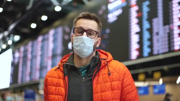 19 개의 제한 마스크를 함께 착용 한 카메라 승객을 보고 사진. — 비디오