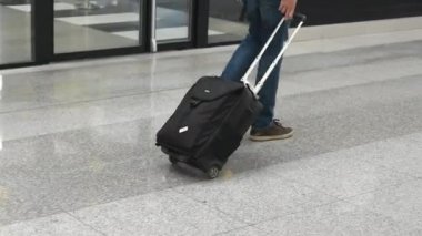 Havaalanı terminaline gelen insanlar bavul, bavul taşıyorlar..