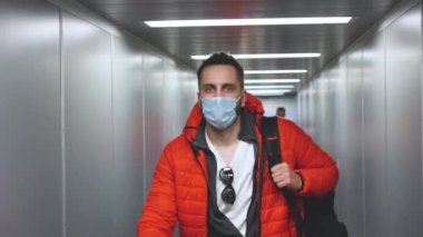 Coronavirus 'lu yolcu maskesi takıyor uçağa biniyor ya da iniyor..