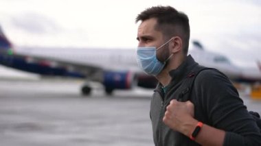 Maskeli adam uçağa doğru yürüyordu. Uçak kalkıyor.