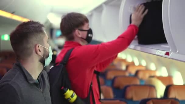 Erkek yolcular bavulları ve bavulları yüklüyor, uçağa biniyorlar.. — Stok video