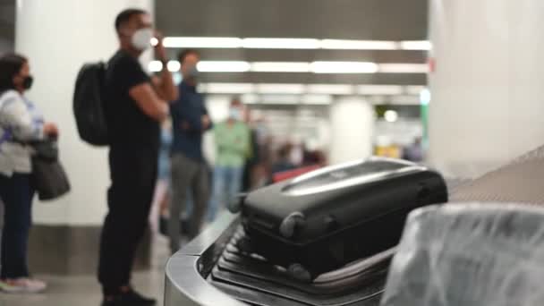 Llegada mediante el transporte de cinta de carrusel de equipaje facturado de bolsas, maletas. — Vídeos de Stock