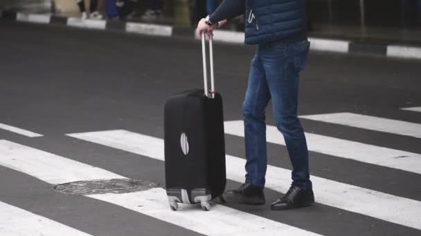 Pasajeros caminando con maletas y maletas de equipaje, viajes y viajes turísticos. — Vídeos de Stock