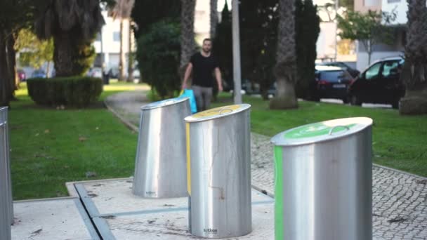 Les gens éliminent les déchets métalliques, plastiques, de verre et de papier avec le tri des déchets. — Video