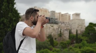 Atina 'ya seyahat eden erkek fotoğrafçı antik Akropolis tepesinin fotoğraflarını çekti.