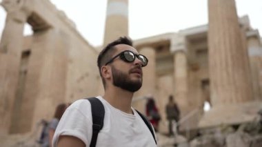 Gezgin adam, turist erkek harika bir mimari ile paralı askerlere bakıyor..