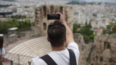 Atina 'daki antik Akropolis harabelerinin akıllı telefonlu erkek turizm rekoru videosu.