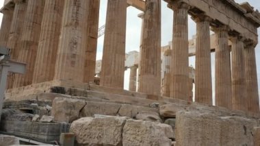 Akropolis 'in yıkık dökük binası. Yunanistan 'ın Atina kentinde tarihi eser