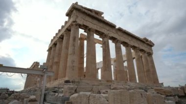 Akropolis 'in yıkık dökük binası. Yunanistan 'ın Atina kentinde tarihi eser