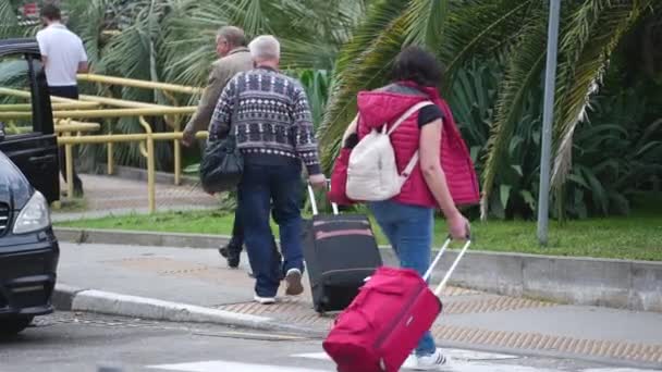 Passageiros caminhando com malas e malas de bagagem, viagem e viagem de turismo. — Vídeo de Stock