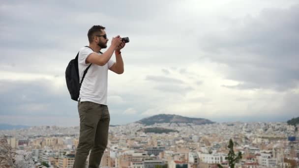 Turis laki-laki fotografer mengambil foto, gambar Athena dari bukit Acropolis. — Stok Video