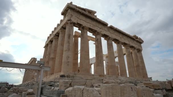 Разрушенное здание греческого Акрополя. Историческая достопримечательность Афин — стоковое видео