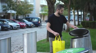 Avrupa kentsel atıkları tasnif ediyor. Plastik torbalar, paket çöp tenekesi ayrımı.