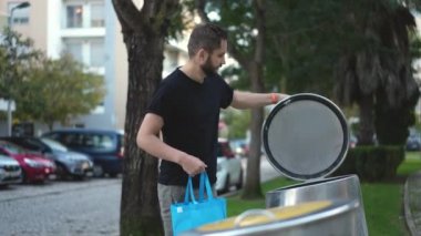 Kağıt ve karton çöp ayıklama. Amerikan şehri ayrımcılık yönetimini boşa harcadı.