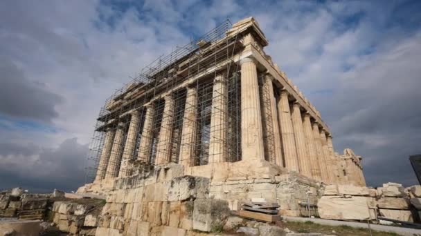 Det antika grekiska templet Akropolis på Atens kullar. Landmärke för Greklands historia — Stockvideo