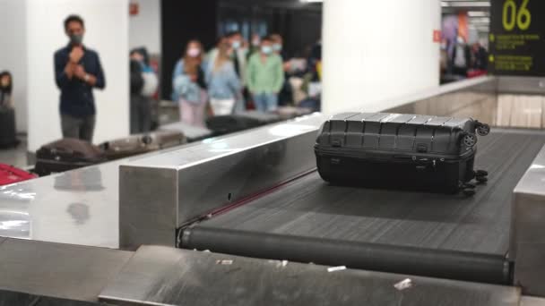 Туристы и путешественники ждут прибытия проверенных багажа, чемоданов на терминале. — стоковое видео