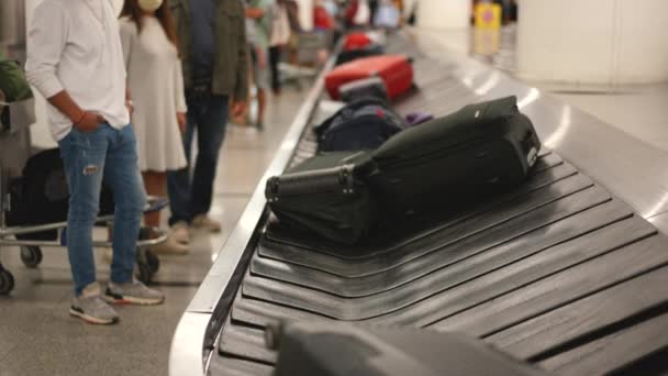 İnsanlar uçağa binmeden önce bavullarını havaalanı lobisine bırakmayı bekliyor.. — Stok video