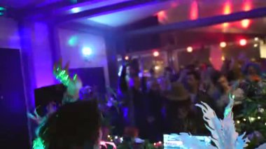 DJ, insanlarla el ele dans eder, kollar hareket eder. Gece kulübü diskosu, parti tekno.