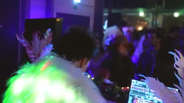 European party culture. DJ in white coat dances, performs for clubbing people. — Stock Video