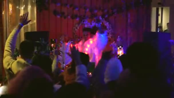 Leuke mannelijke dj op nachtclub feest in witte bont jas dansen met clubbing mensen. — Stockvideo