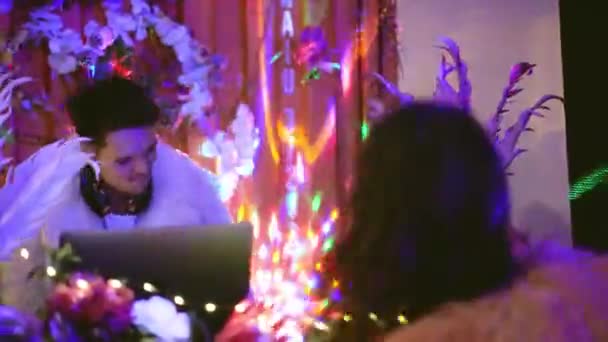 Mężczyzna DJ tańczy razem z szaloną dziewczyną na imprezie klubu nocnego. Kultura młodzieży. — Wideo stockowe