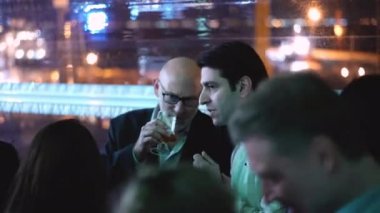 Eski arkadaşlar dans etmez, konuşurlar ve gürültülü gece kulübü partisinde bira içerler.