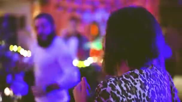 夜总会派对上，可爱的黑发女孩在迪斯科DJ旁边和大胡子男人跳舞. — 图库视频影像