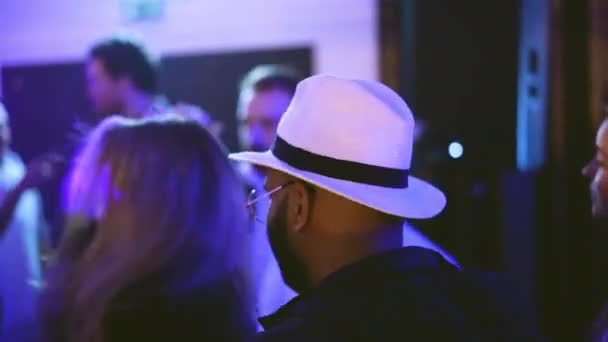 Hombre afroamericano de piel oscura en sombrero fedora blanco baila en fiesta de club nocturno — Vídeos de Stock