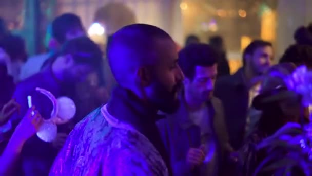 Un Indien barbu danse lors d'une fête internationale en boîte de nuit. Mélange culturel — Video