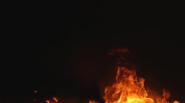 Yangın arka planında siyah yanma üzerine metin başlığı üzerine logo tasarımı için boş boşluk.