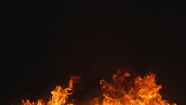 Llamas ardientes, fuego y humo de fondo para texto, logotipo, anuncio de título. — Vídeos de Stock