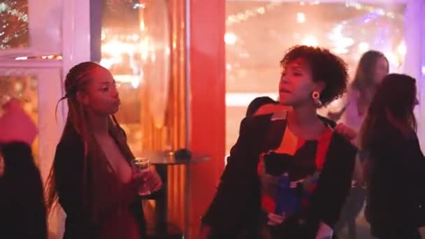 Schwarzhäutige Mädchen tanzen zusammen auf einer Nachtclubparty. Kühle Abendunterhaltung. — Stockvideo