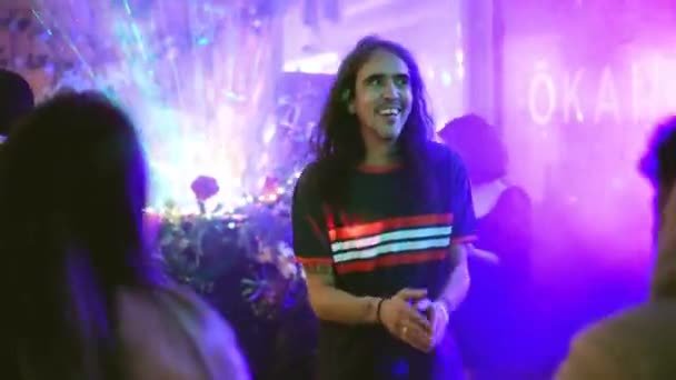 Long haired skinny elder man dancing among crowd of party people. Weekend club. — Stock Video