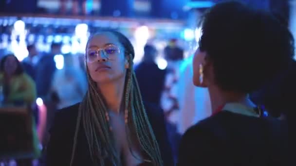 Chica de piel negra bailando juntos en la fiesta del club nocturno. Fresco ocio nocturno. — Vídeos de Stock