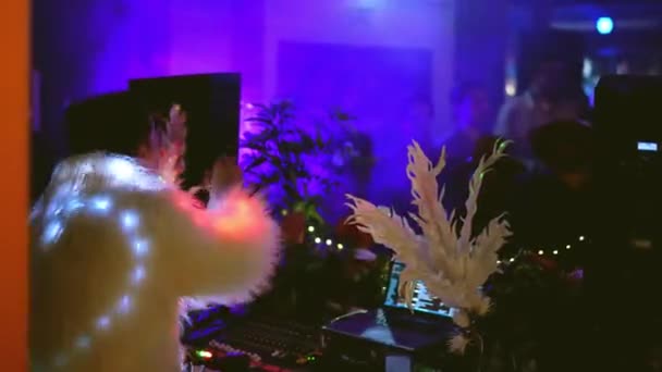 Led ljus på baksidan av DJ man. Kreativ nattklubbsfest med glad rolig artist. — Stockvideo