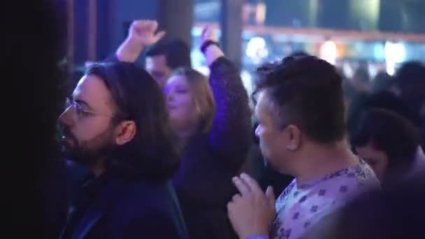 Взрослый старик средних лет танцует в ночном клубе с молодыми тусовщиками — стоковое видео