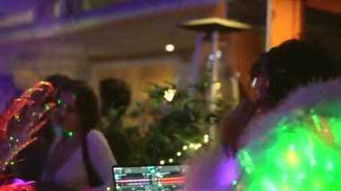 Kulaklıklı ve gece kulübü partisinde ışık saçan beyaz kürklü harika bir DJ..