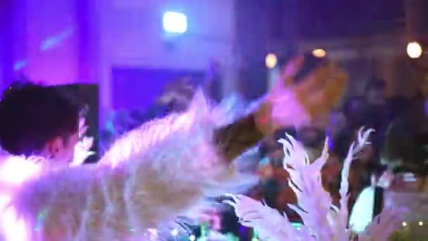 Cultura partidária europeia. DJ em danças casaco branco, executa para bater nas pessoas. — Vídeo de Stock