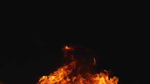 Yangın arka planında siyah yanma üzerine metin başlığı üzerine logo tasarımı için boş boşluk. — Stok video