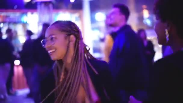 Mulheres afro-americanas vida nocturna. Dançando no palco da festa de música clubbing. — Vídeo de Stock