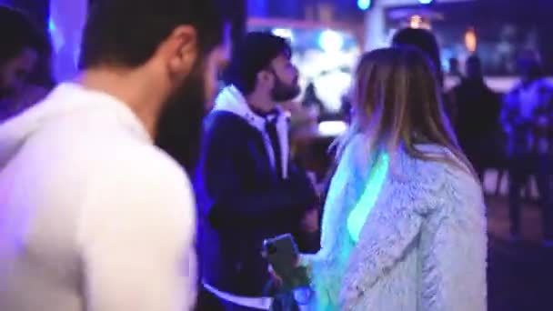 Blond Europees meisje danst in nachtclub in menigte van feestgangers. Schattig vrouwtje — Stockvideo