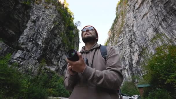 Férfi turista fotós fényképez hegyvidéki hegyi erdő. — Stock videók